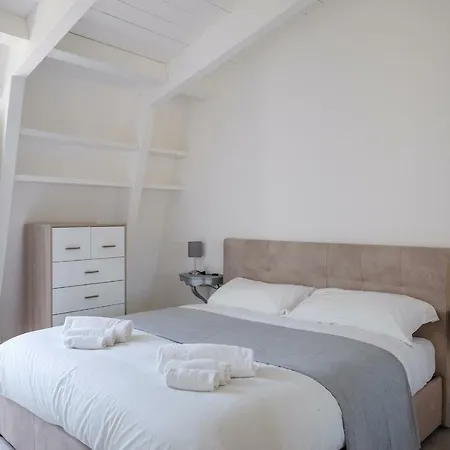 The Best Rent - Bright Attic In شقة